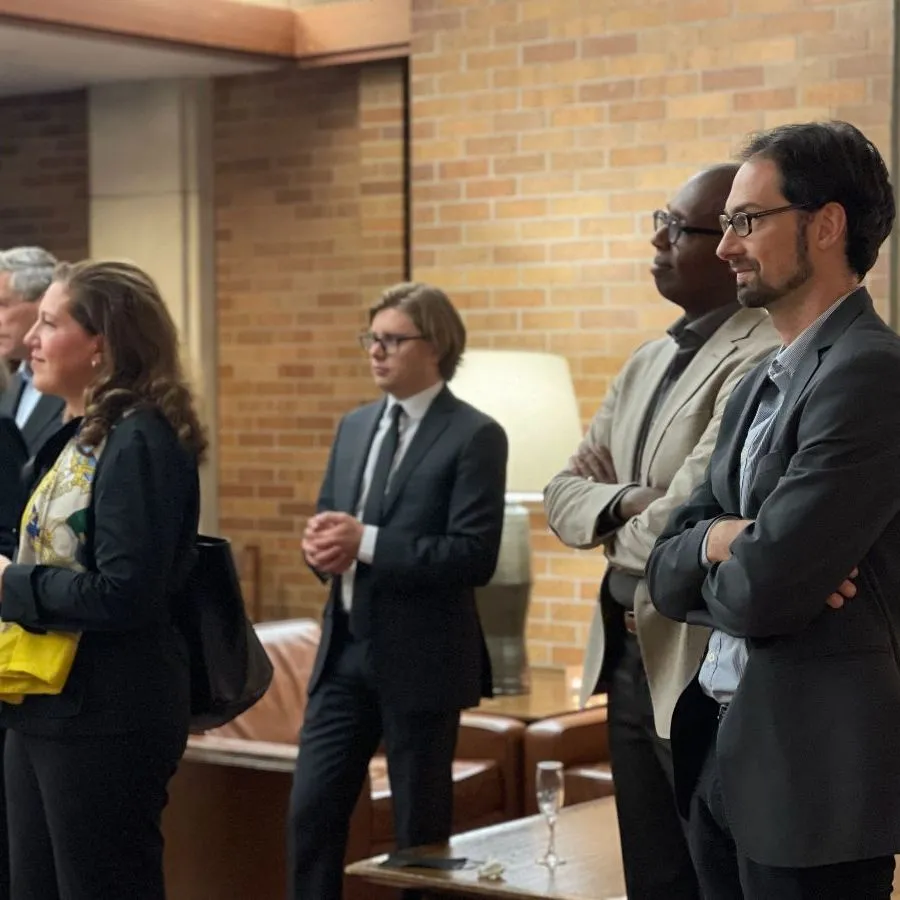 Sara Angel (boursière 2012), Étienne Cossette-Lefebvre (boursier 2021), Alain-Désiré Nimubona (boursier 2003) et Christopher Campbell-Duruflé (boursier 2016), au Collège Massey.